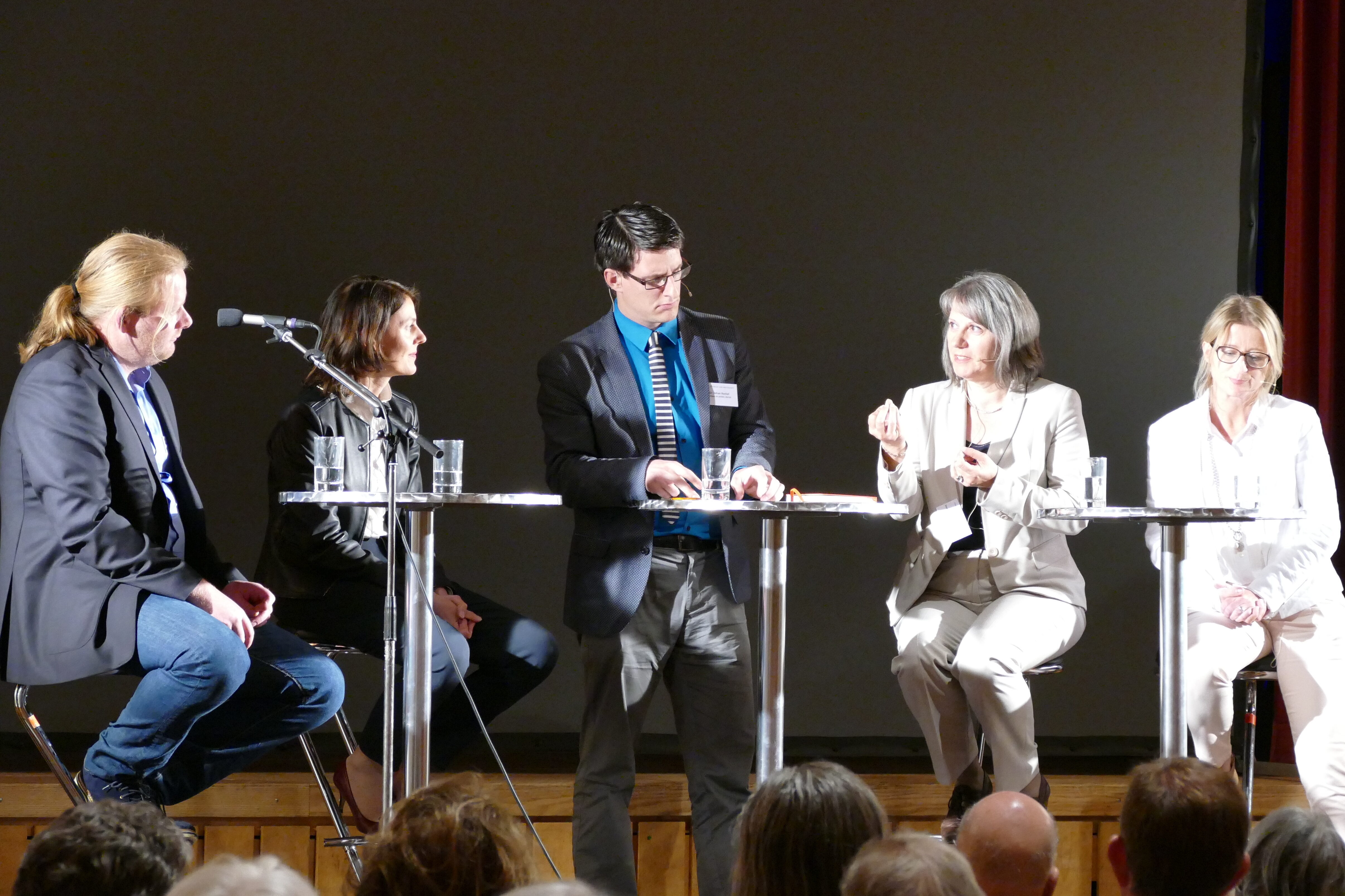 Moderator Dr. Johan Rochel, Jurist und Philosoph, Zürich (Mitte).