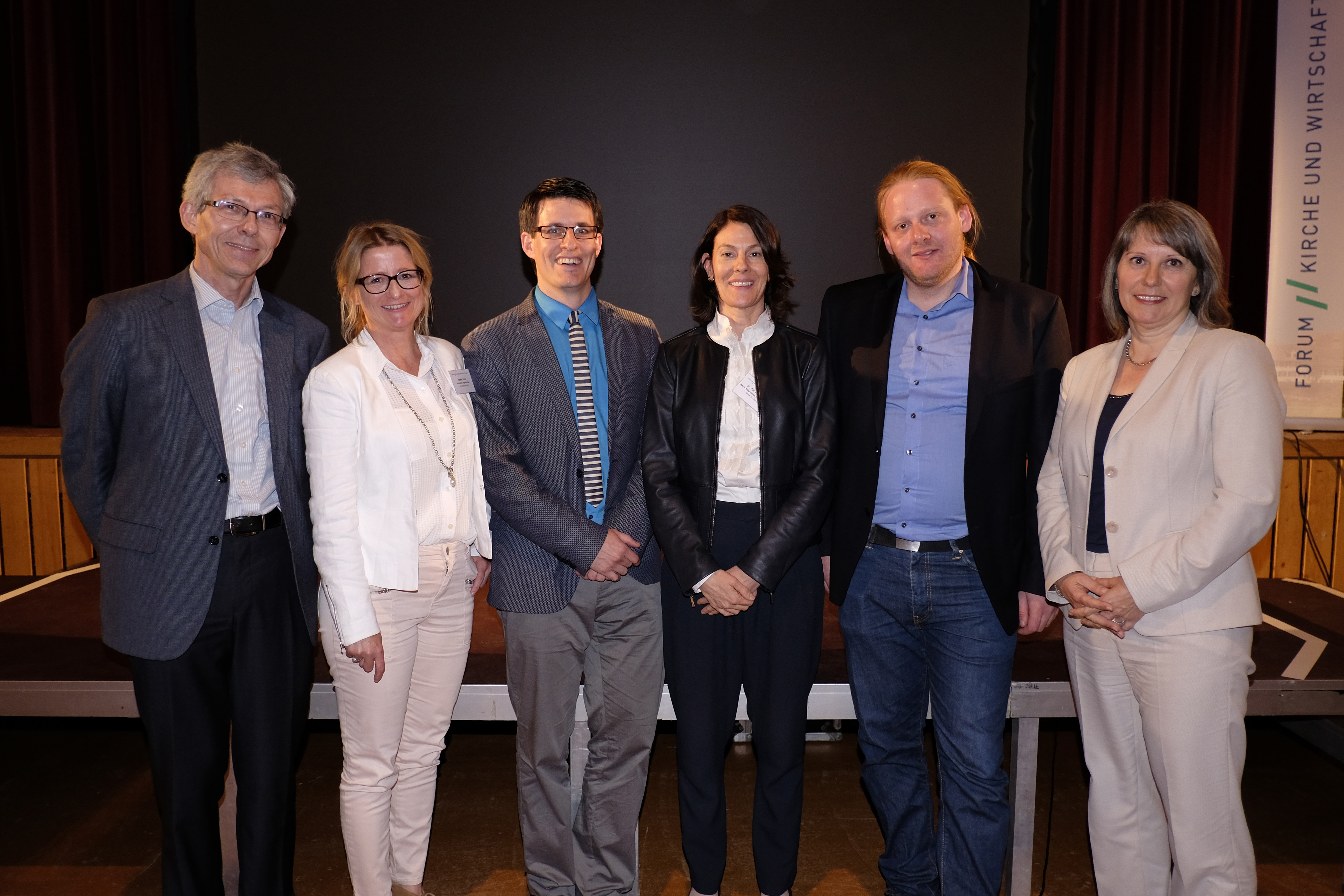 Podium: Geschäftsstellenleiter Christoph Balmer, Esther Dunn, Moderator Johan Rochel, Annette Luther, Andreas Cassee und Barbara Büschi.