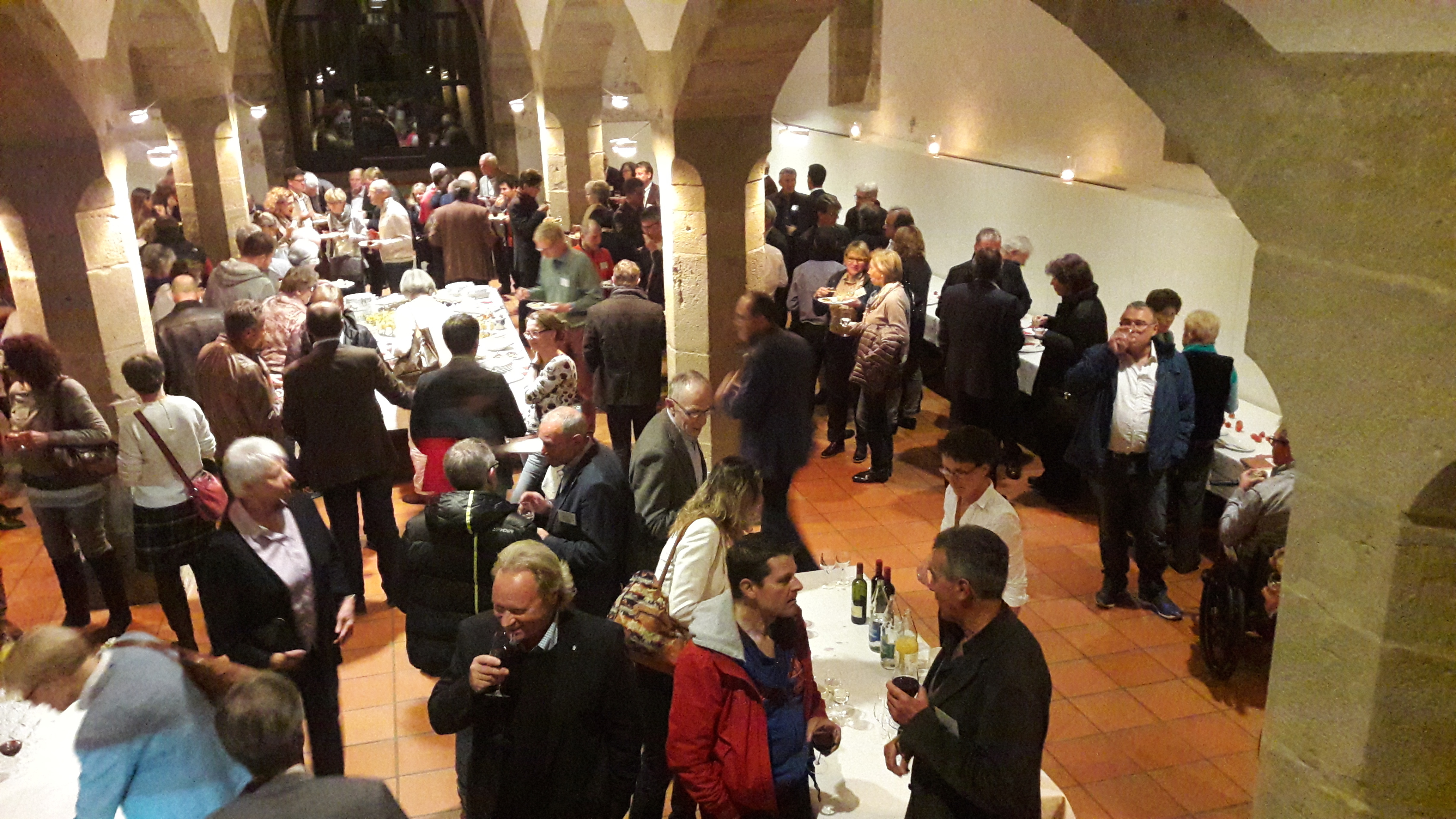 Apéro und Austausch im Klosterkeller
