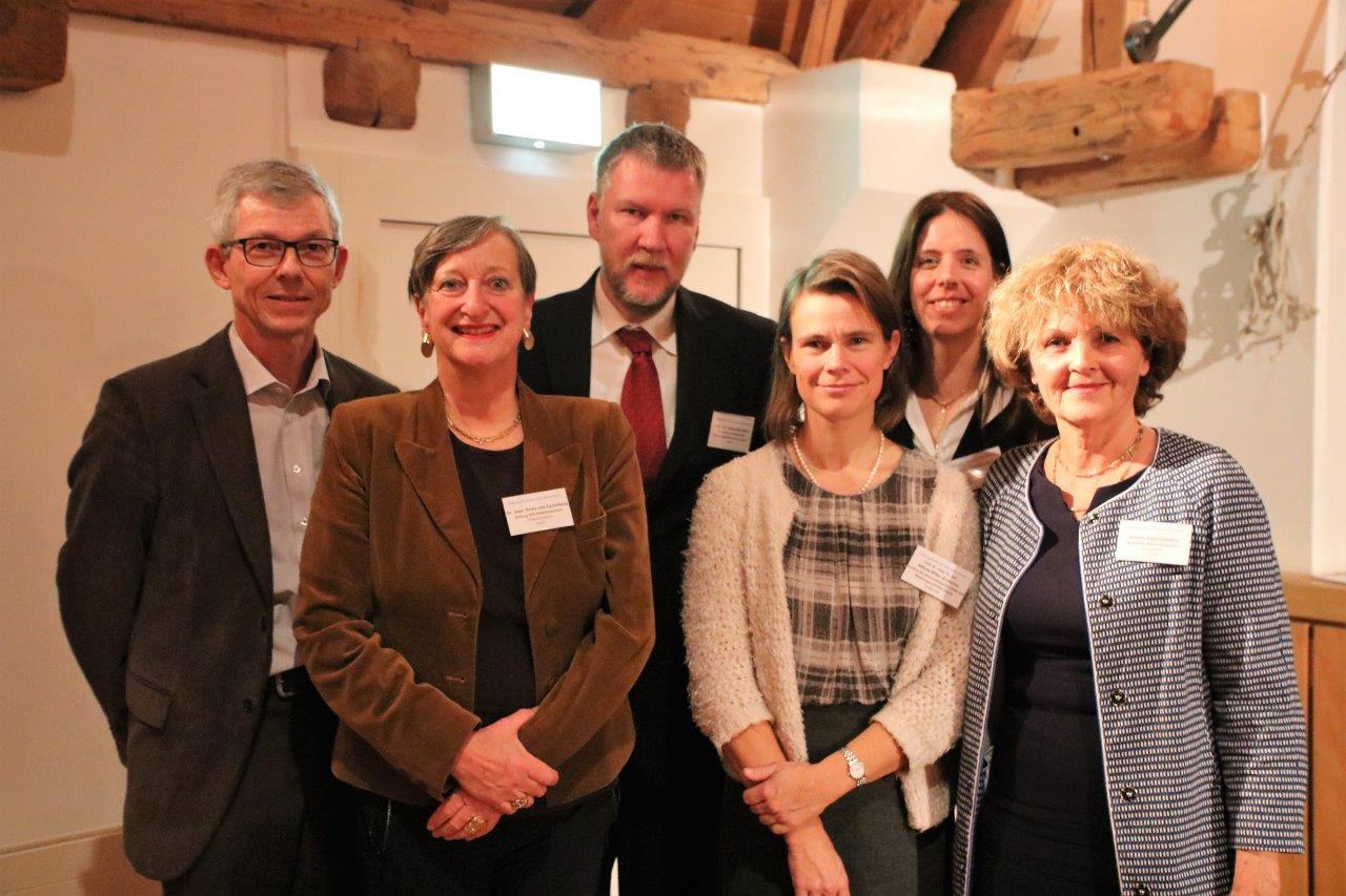 Fachstellenleiter Christoph Balmer, Brida von Castelberg, Konstantin Beck, Referentin Nikola Biller-Andorno, Veronica Defièbre und Moderatorin Annina Hess-Cabalzar