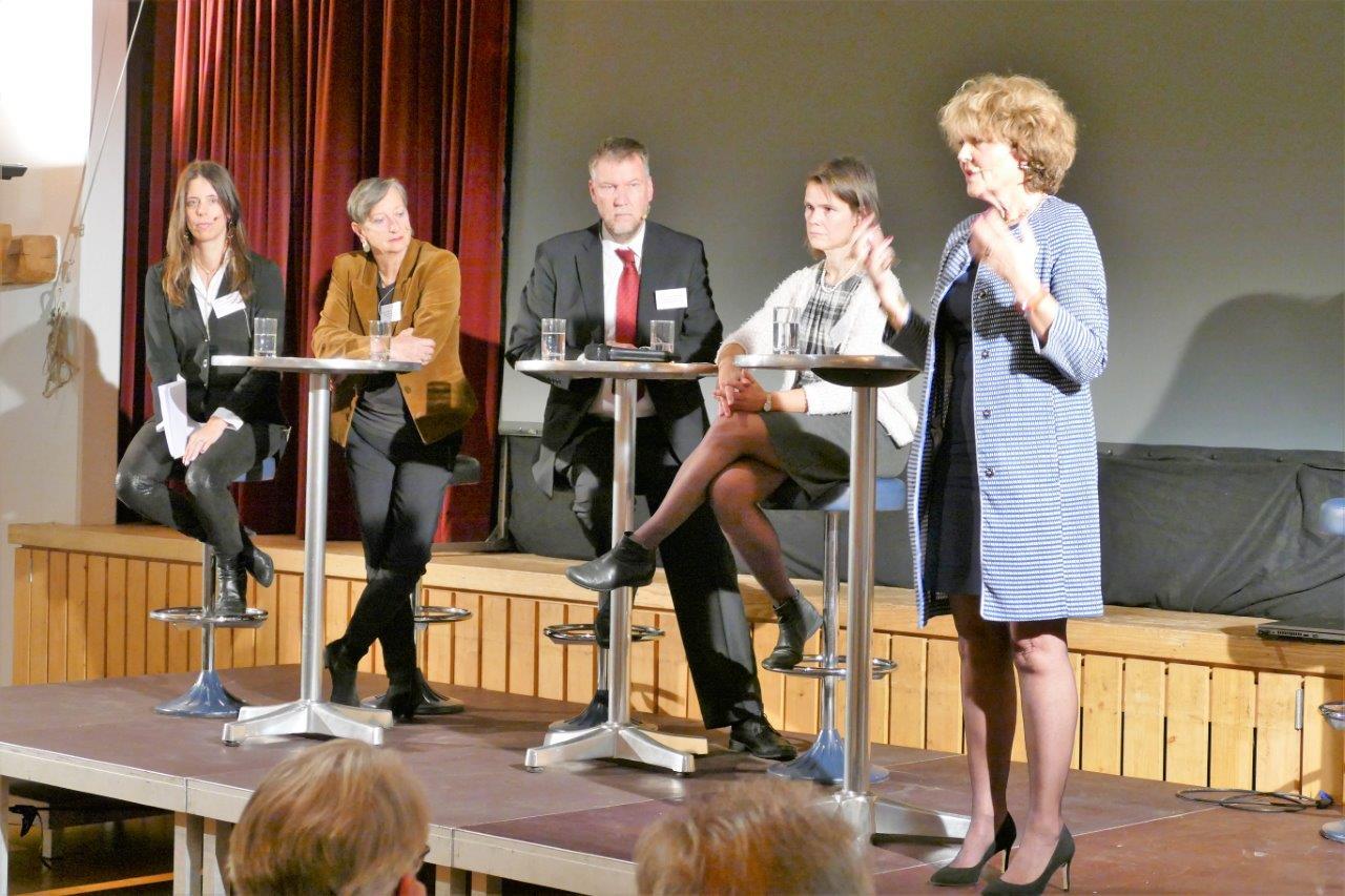 Moderatorin Annina Hess-Cabalzar, MA Klinische Psychotherapeutin, führt durch die Diskussion
