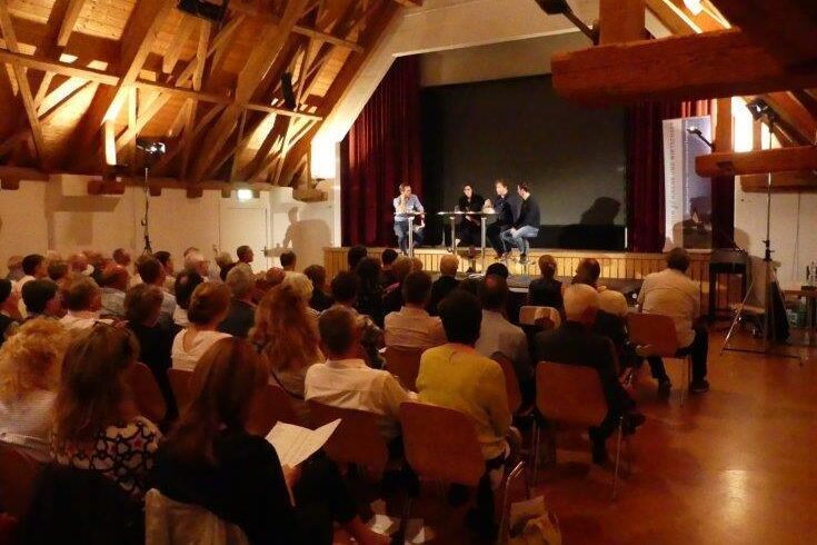 Podium im Gemeindesaal Kappel