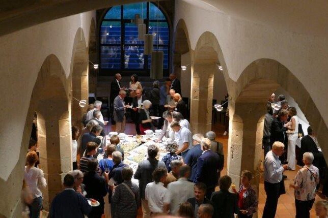Apéro und Austausch im Klosterkeller