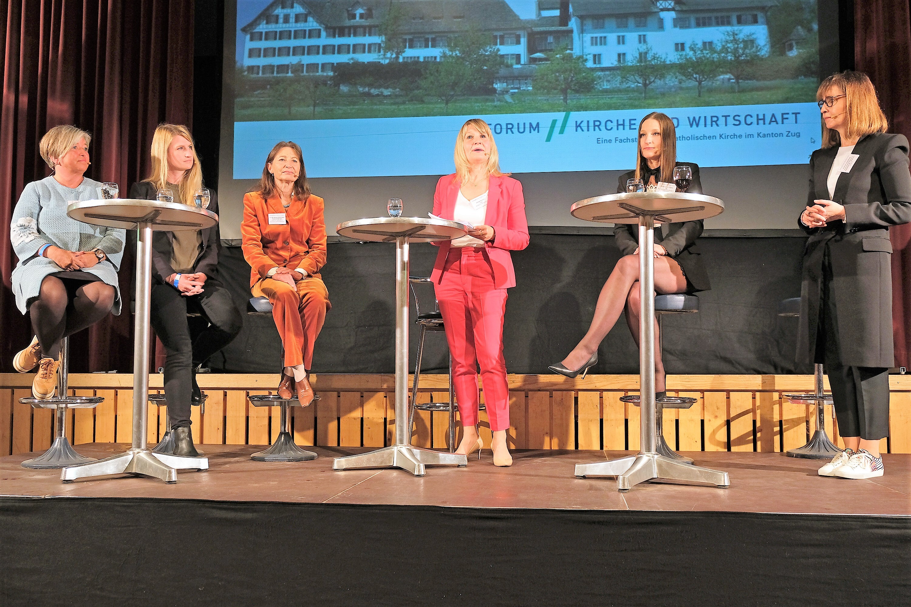 v.l.n.r.: Vroni Staub-Müller, Julia Cebreros, Barbara Hochstrasser, Moderatorin Helene Aescherli, Muriel Urechs Tsamis und Referentin Jutta Rump