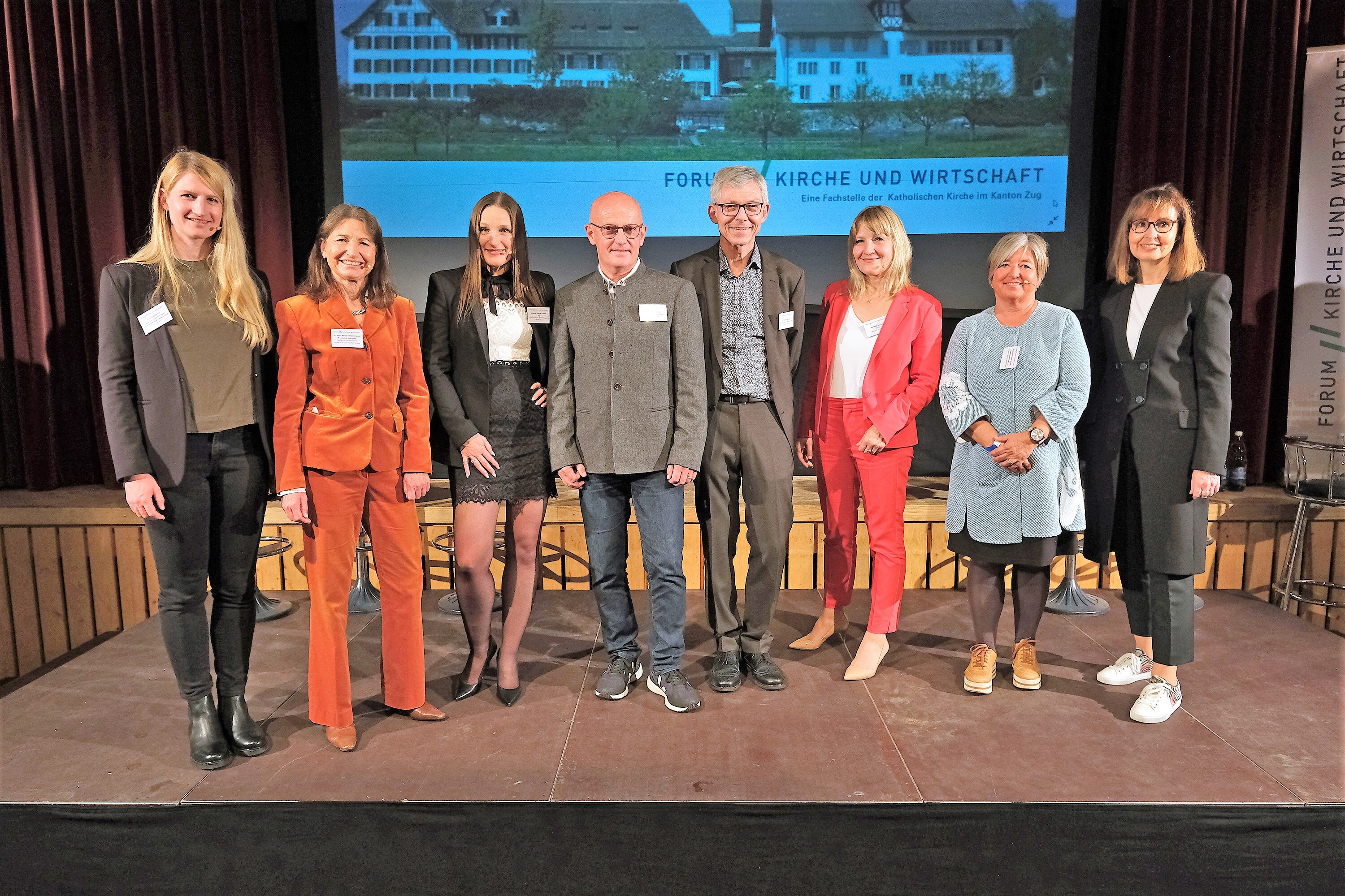 Die Fachstellenleiter flankiert von den engagierten Referentinnen Julia Cebreros, links, Barbara Hochstrasser, Muriel Urechs Tsamis, Thomas Hausheer, Christoph Balmer, Moderatorin Helene Aecherli, Vroni Staub-Müller und Jutta Rump (Bild Martin Platter)