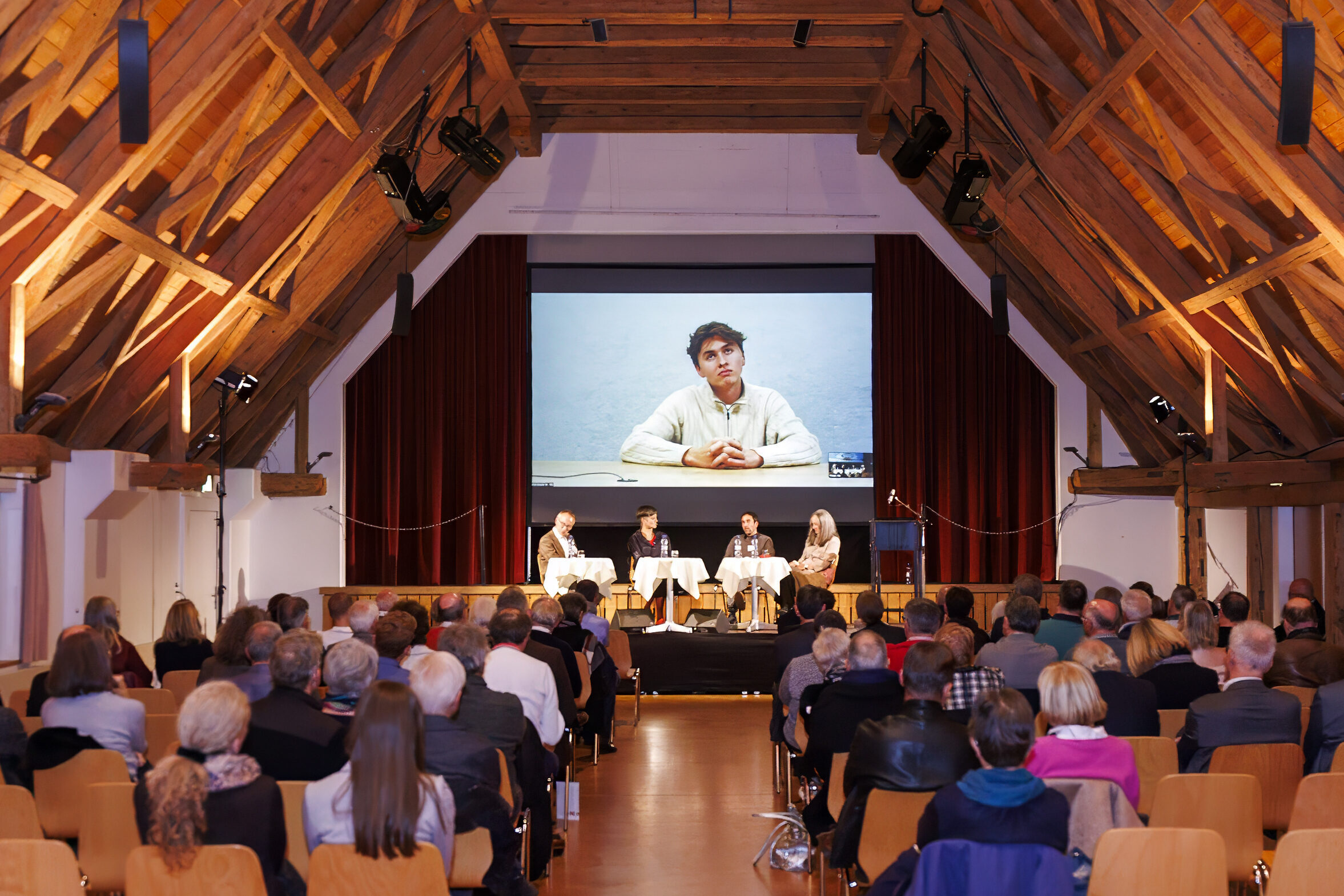 Referat, Podiums- und Publikumsdiskussion im Gemeindesaal